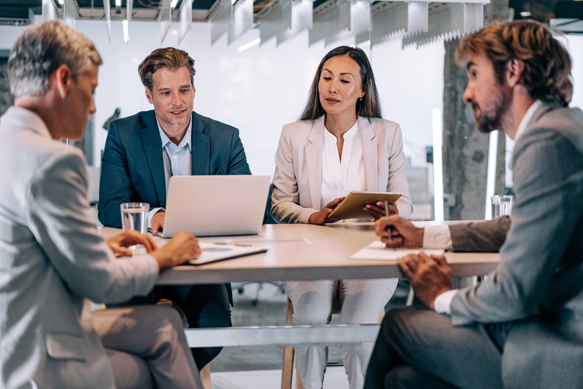 Business persons on meeting in the office. Hica Consulting - Audit - qualité de vie au travail bien-être du collaborateur.